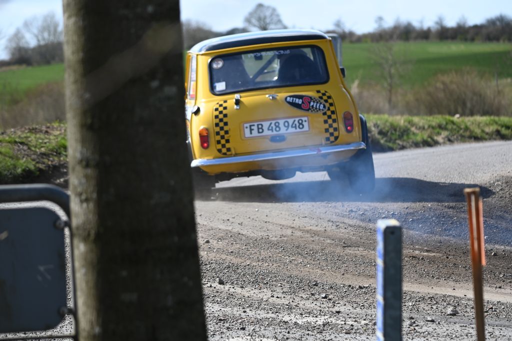 Med mere end 90 forventede tilmeldte biler, bliver der lidt for enhver smag. Her Peter Juel-jensen og Ricky Bristol i Mini Cooper S.
(Foto: DASU)